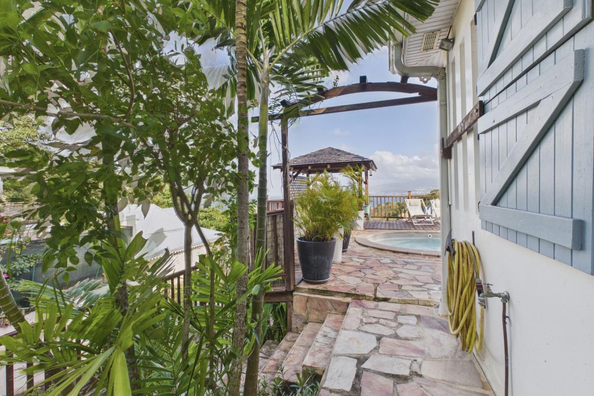 Location villa 5 personnes - côté gauche maison vers buanderie